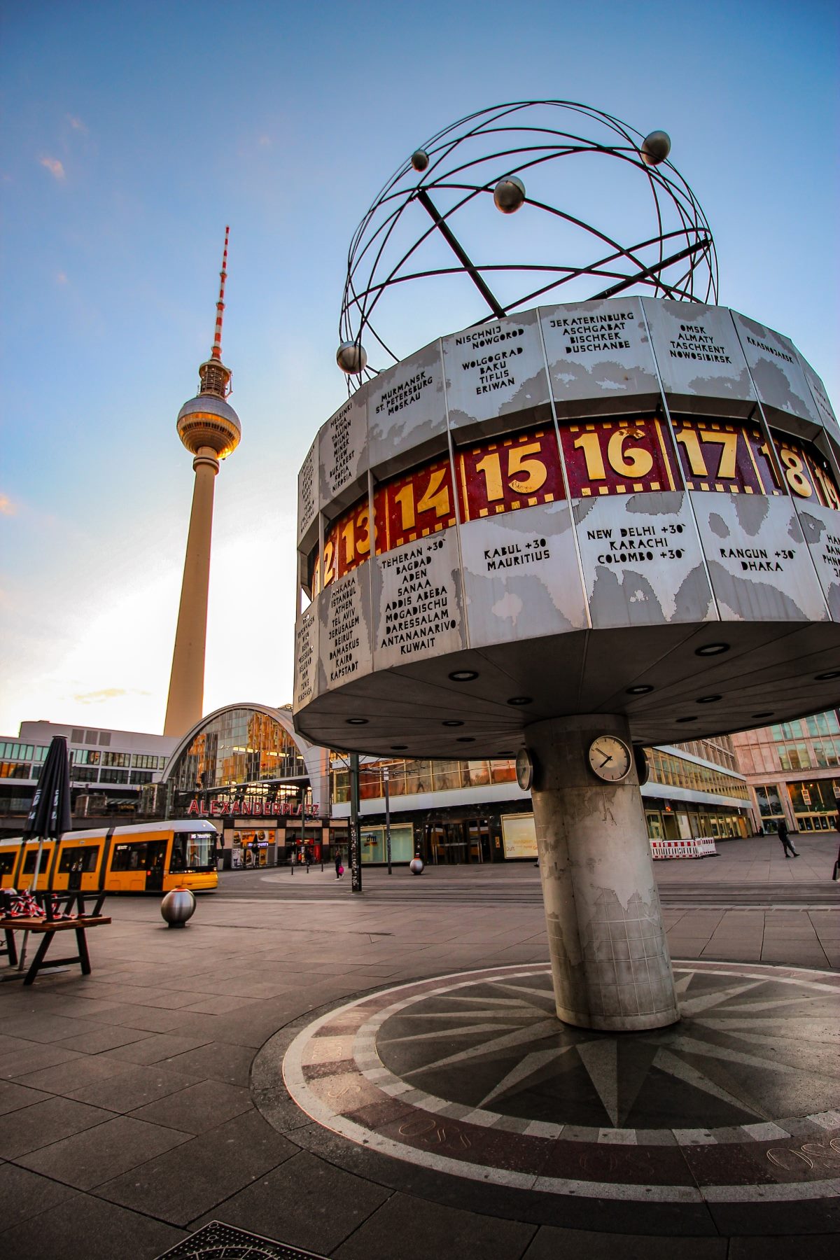 Are you ready to experience the magic? Join us on a walking tour to discover the best street performers in Berlin!